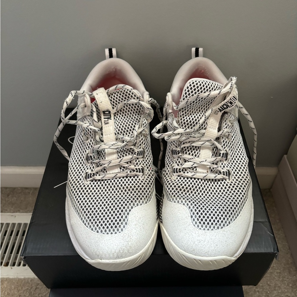 UNDER ARMOUR WOMEN VOLLEYBALL SHOES